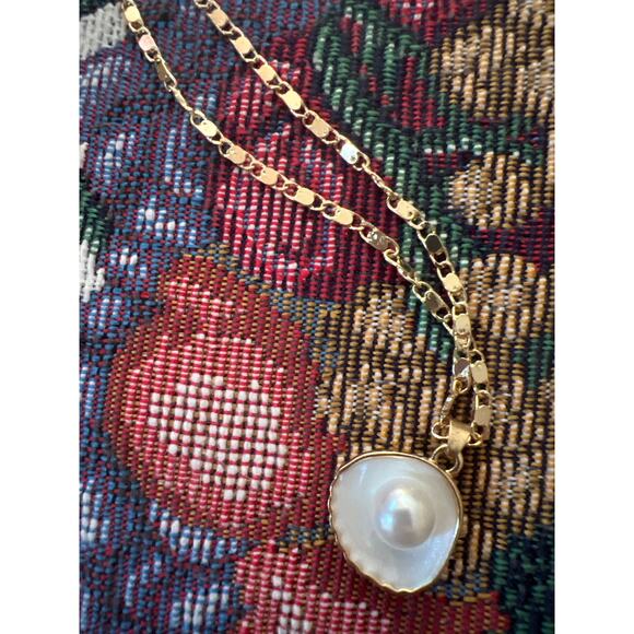 Unbranded Faux Gold Seashell Pendant Necklace w/ Faux Pearl – 18” Chain Beach - Picture 3 of 3